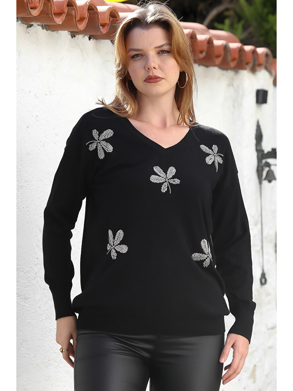 Siyah V Yaka Uzun Kol Yaprak Desenli Boncuklu Casual Triko Kazak 65 60-2