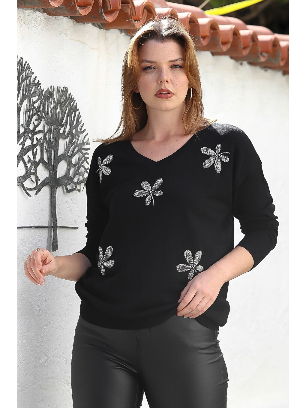 Siyah V Yaka Uzun Kol Yaprak Desenli Boncuklu Casual Triko Kazak 65 60-3