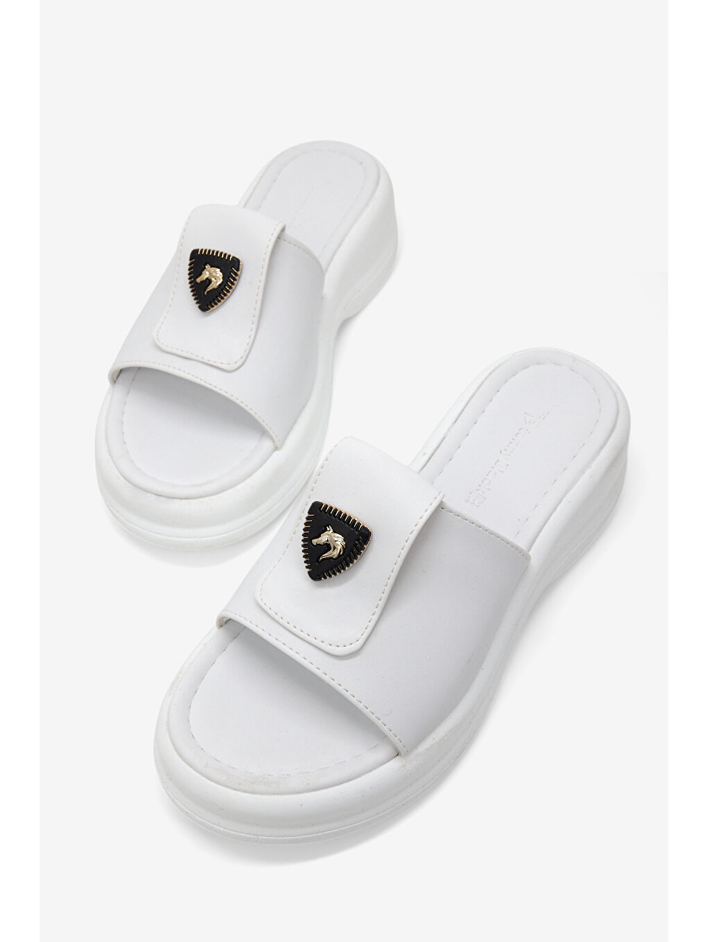 Kadın Beyaz Rahat Kalıp Logo Detaylı Terlik-1