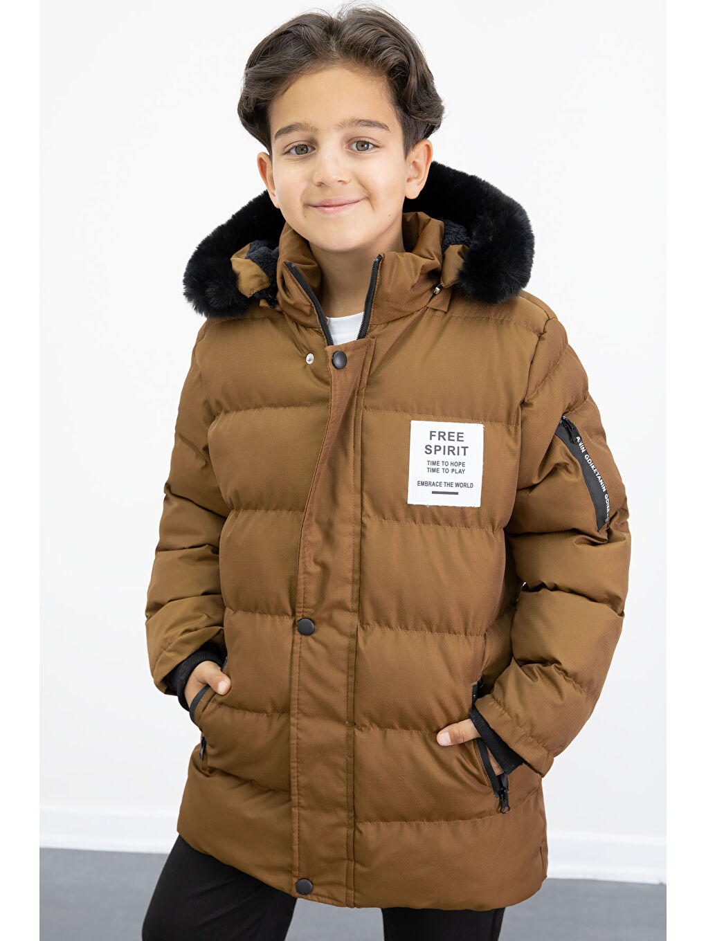 Kahverengi Erkek Çocuk Taba Yazılı Arma Detaylı İçi Kürklü Kapüşonlu Şişme Mont 21345-2