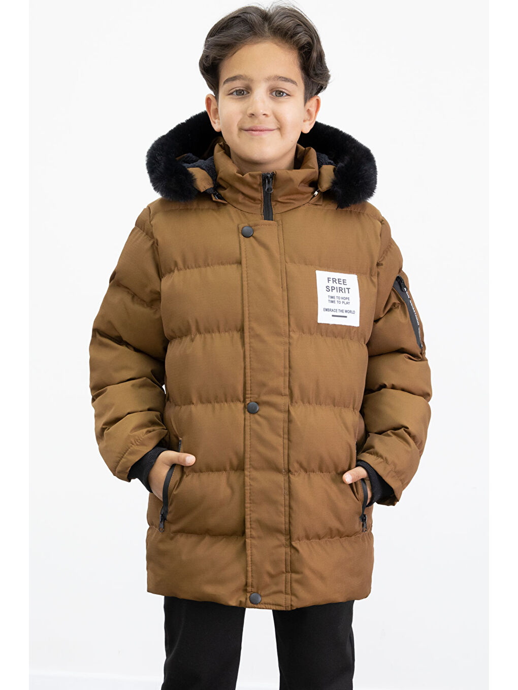 Kahverengi Erkek Çocuk Taba Yazılı Arma Detaylı İçi Kürklü Kapüşonlu Şişme Mont 21345-3