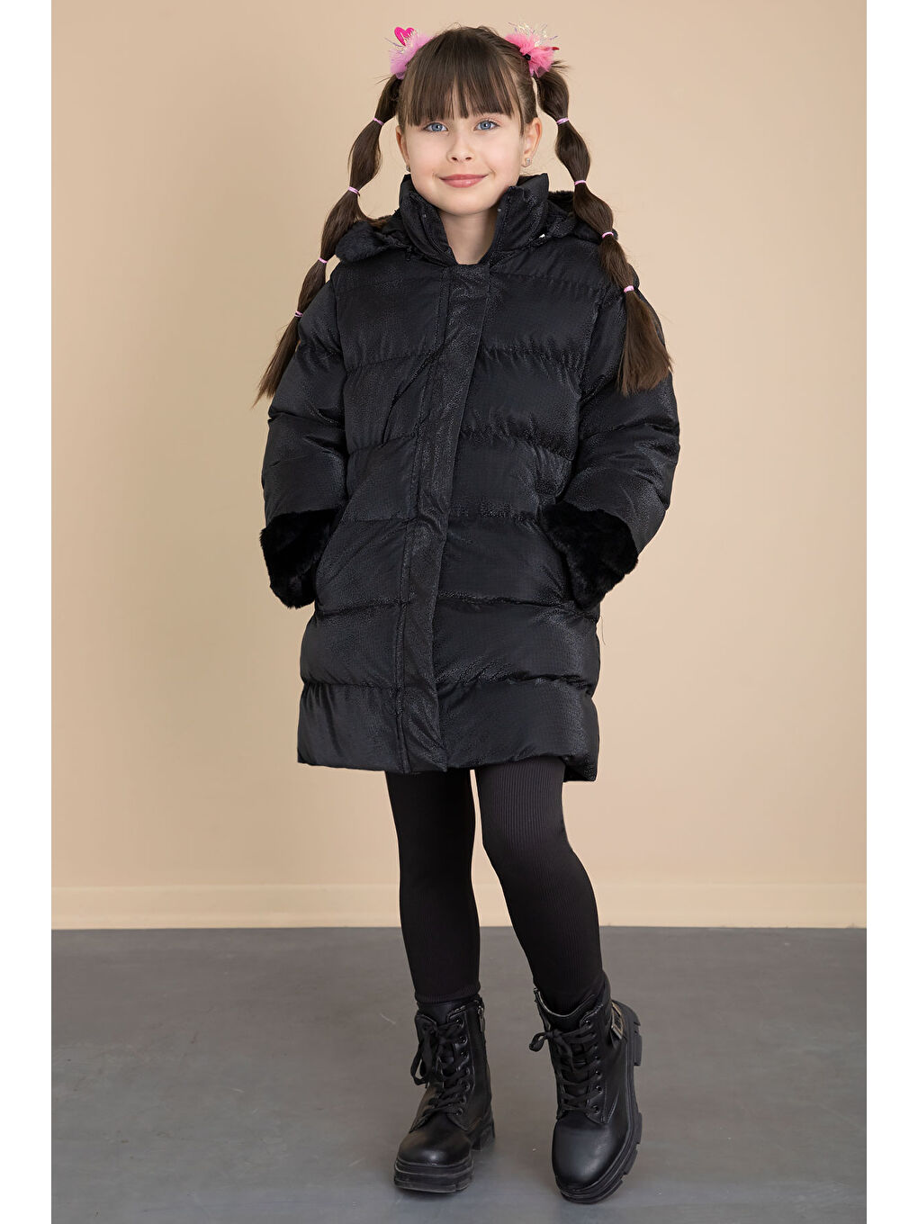 Siyah Kolu Kürk Detaylı İçi Yünlü Kız Çocuk Kapüşonlu Şişme Mont 21326-2