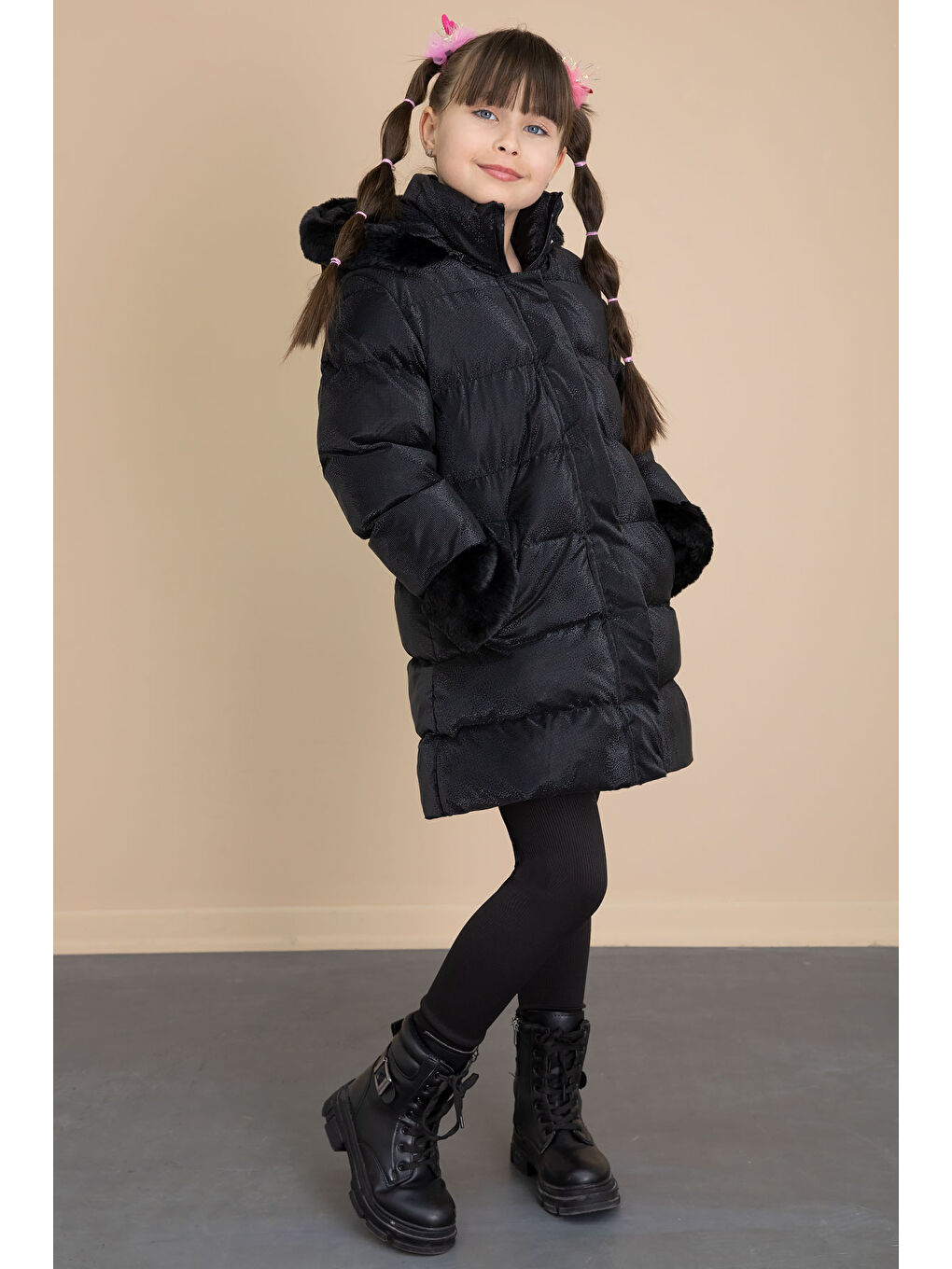 Siyah Kolu Kürk Detaylı İçi Yünlü Kız Çocuk Kapüşonlu Şişme Mont 21326-3