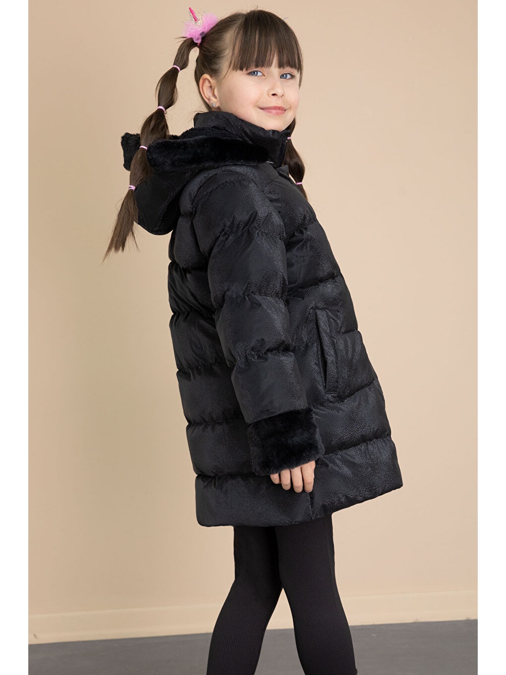 Siyah Kolu Kürk Detaylı İçi Yünlü Kız Çocuk Kapüşonlu Şişme Mont 21326-4