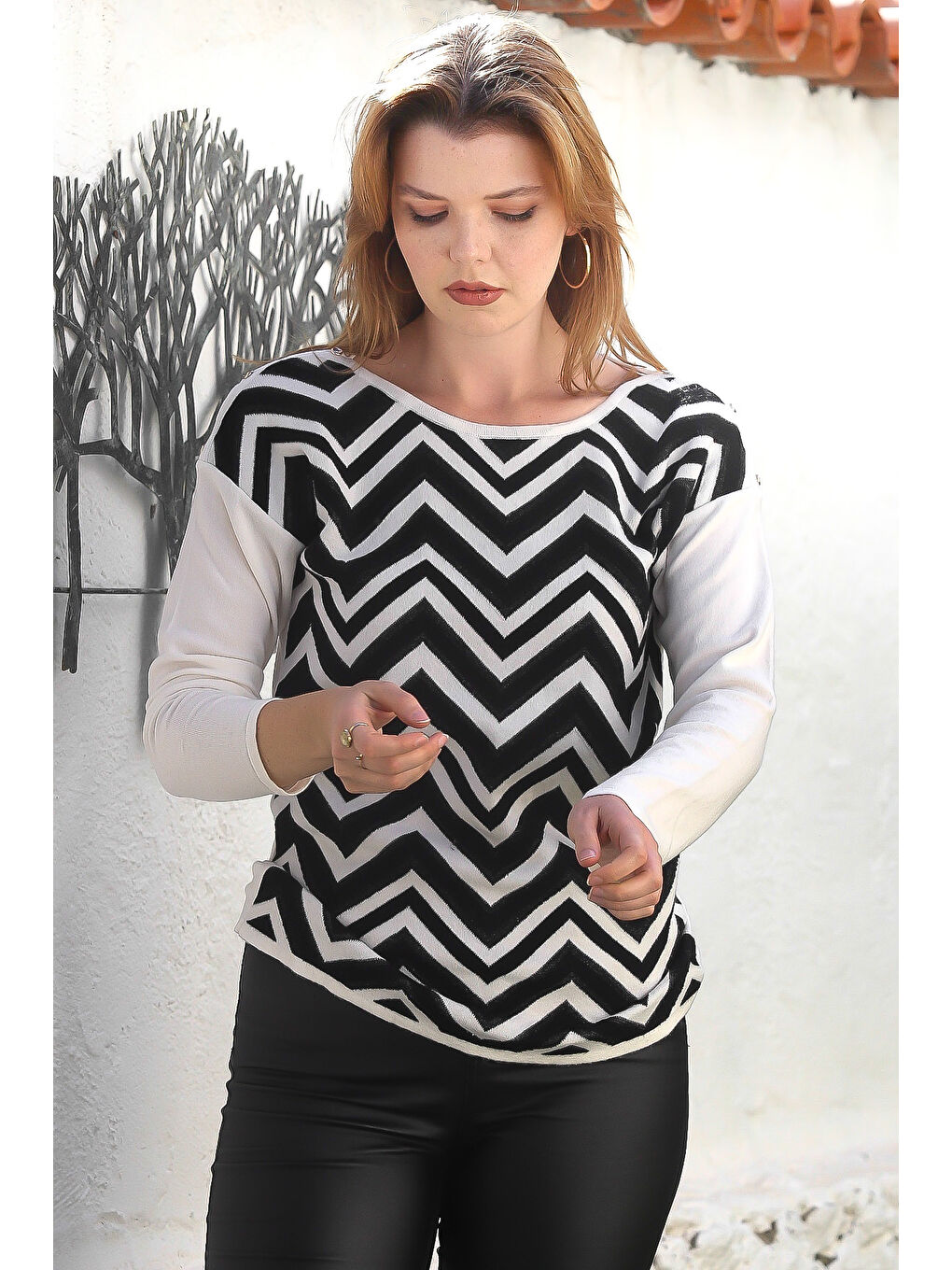 Siyah-Ekru Kayık Yaka Uzun Kol Zigzag Desenli Casual Triko Kazak 65 60-2