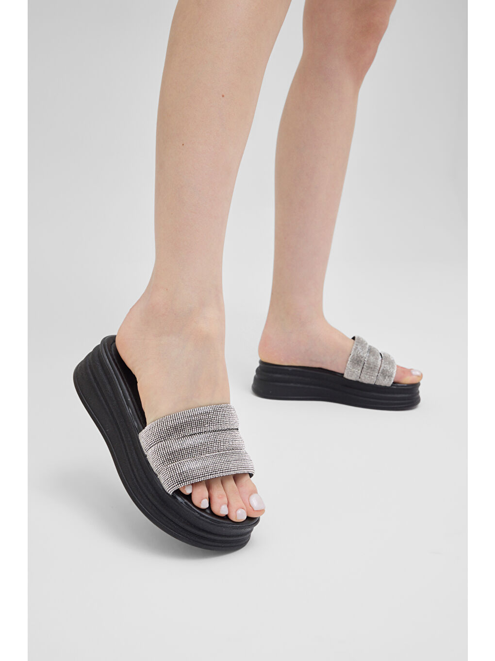 Kadın Siyah Rahat Kalıp Yüksek Taban Simli Terlik-2