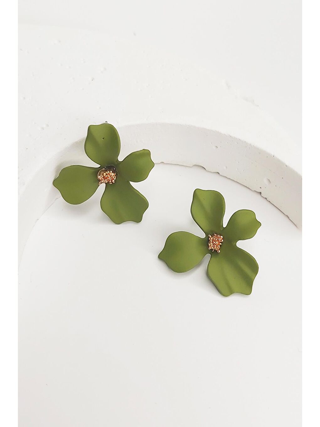 Yeşil Zarif Çiçekli Çivi Küpe