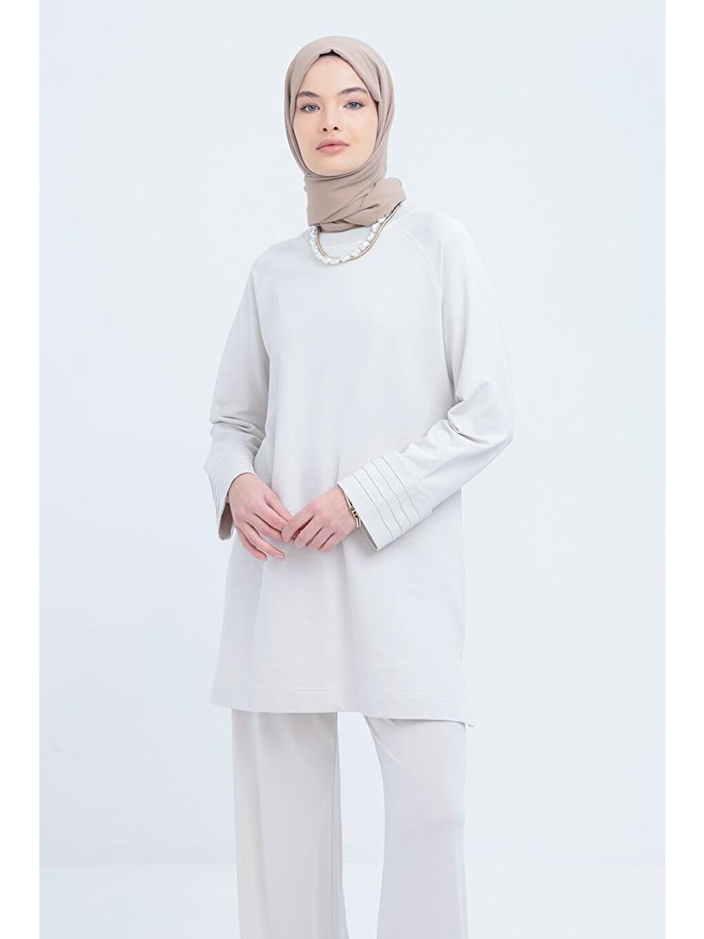 Bej Taş-Manşeti Nervür Detaylı Yırtmaçlı Tunik