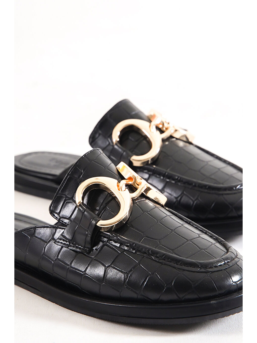 Siyah Metal Tokalı Kapalı Kadın Terlik-2