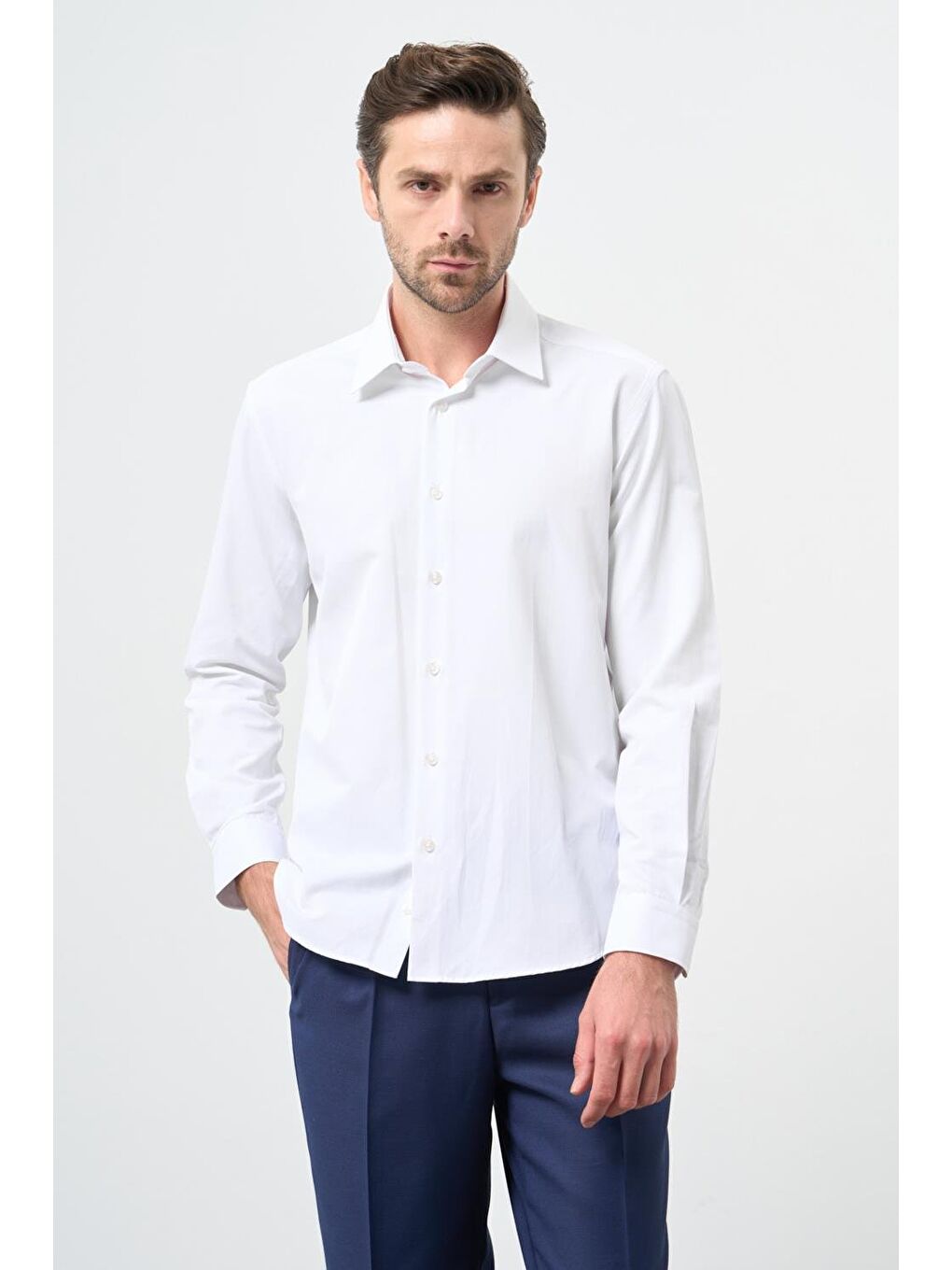 Beyaz Uzun Kol Düz Bez Ayağı Sert Yaka Cepsiz Pamuklu Classic Slim Fit Gömlek 1004245267