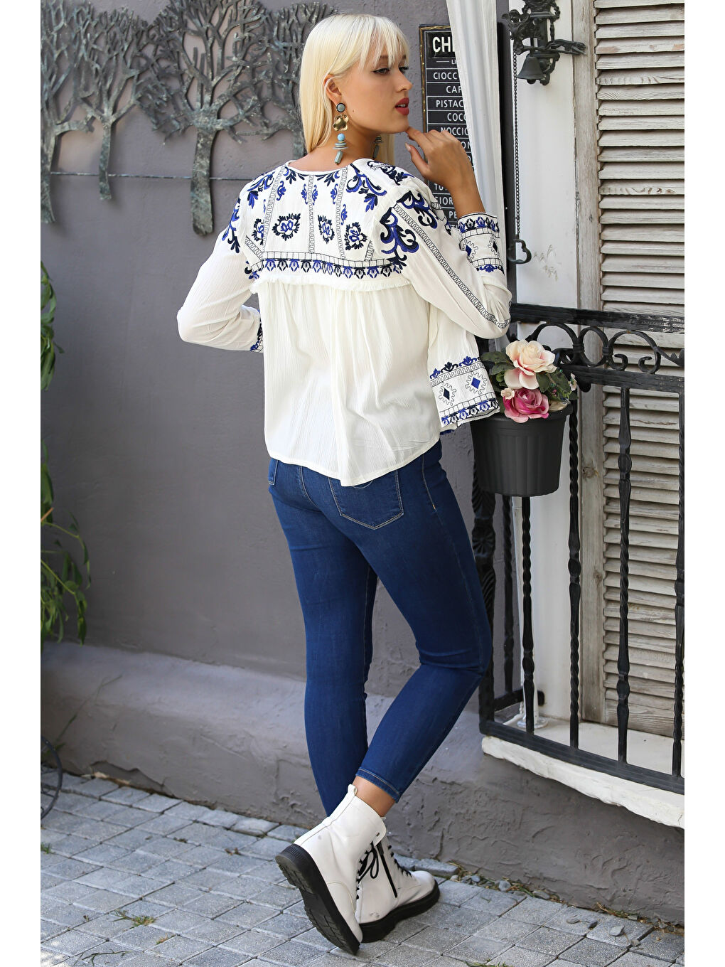 Ekru Kadın Krem Rengi Yuvarlak Yaka Uzun Kol Bağlamalı Püsküllü Nakışlı Regular Fit Pamuk Dokuma Ceket-1