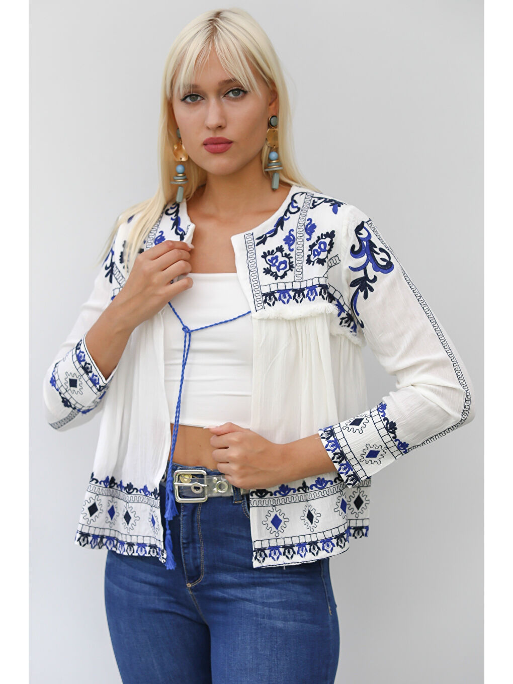 Ekru Kadın Krem Rengi Yuvarlak Yaka Uzun Kol Bağlamalı Püsküllü Nakışlı Regular Fit Pamuk Dokuma Ceket-6