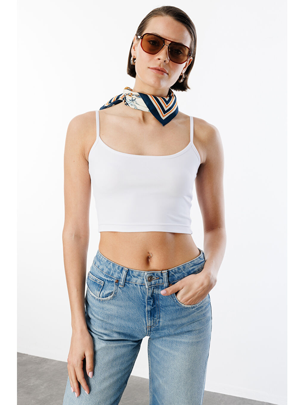 Beyaz Kadın Scuba Kumaş İp Askılı Crop Top CROP-ATLET-1