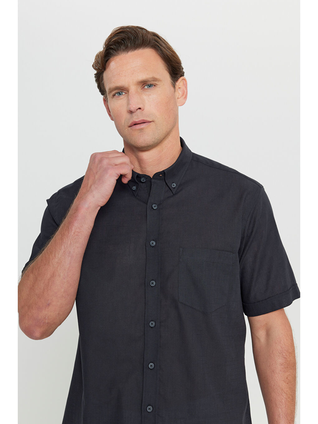 Erkek Siyah Comfort Fit Rahat Kesim Gizli Düğmeli Yaka Keten Görünümlü %100 Pamuk Flamlı Gömlek-3