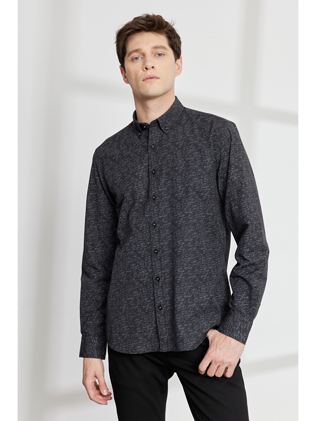 Erkek Beyaz-siyah Slim Fit Dar Kesim Düğmeli Yaka Pamuklu Baskılı Gömlek
