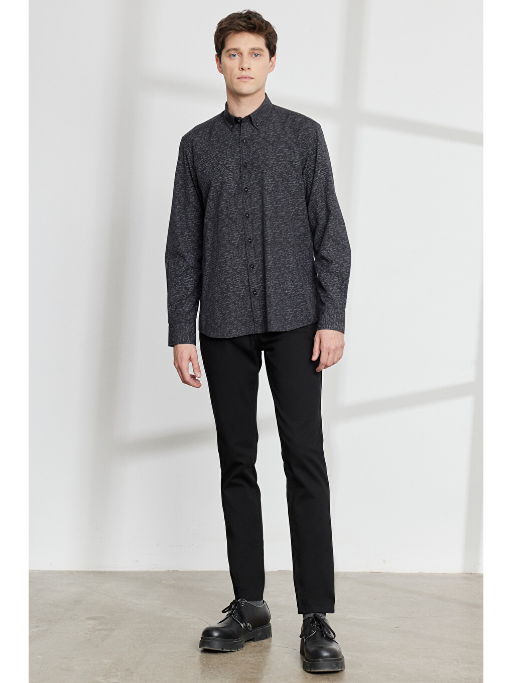 Erkek Beyaz-siyah Slim Fit Dar Kesim Düğmeli Yaka Pamuklu Baskılı Gömlek-1