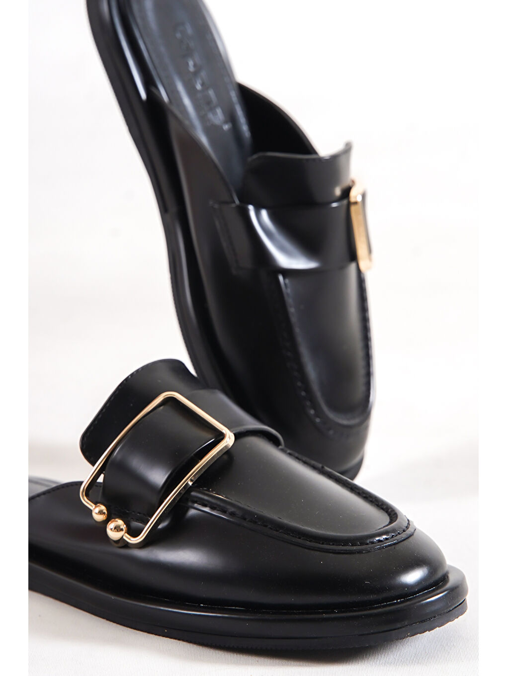 Siyah Metal Tokalı Kapalı Kadın Terlik