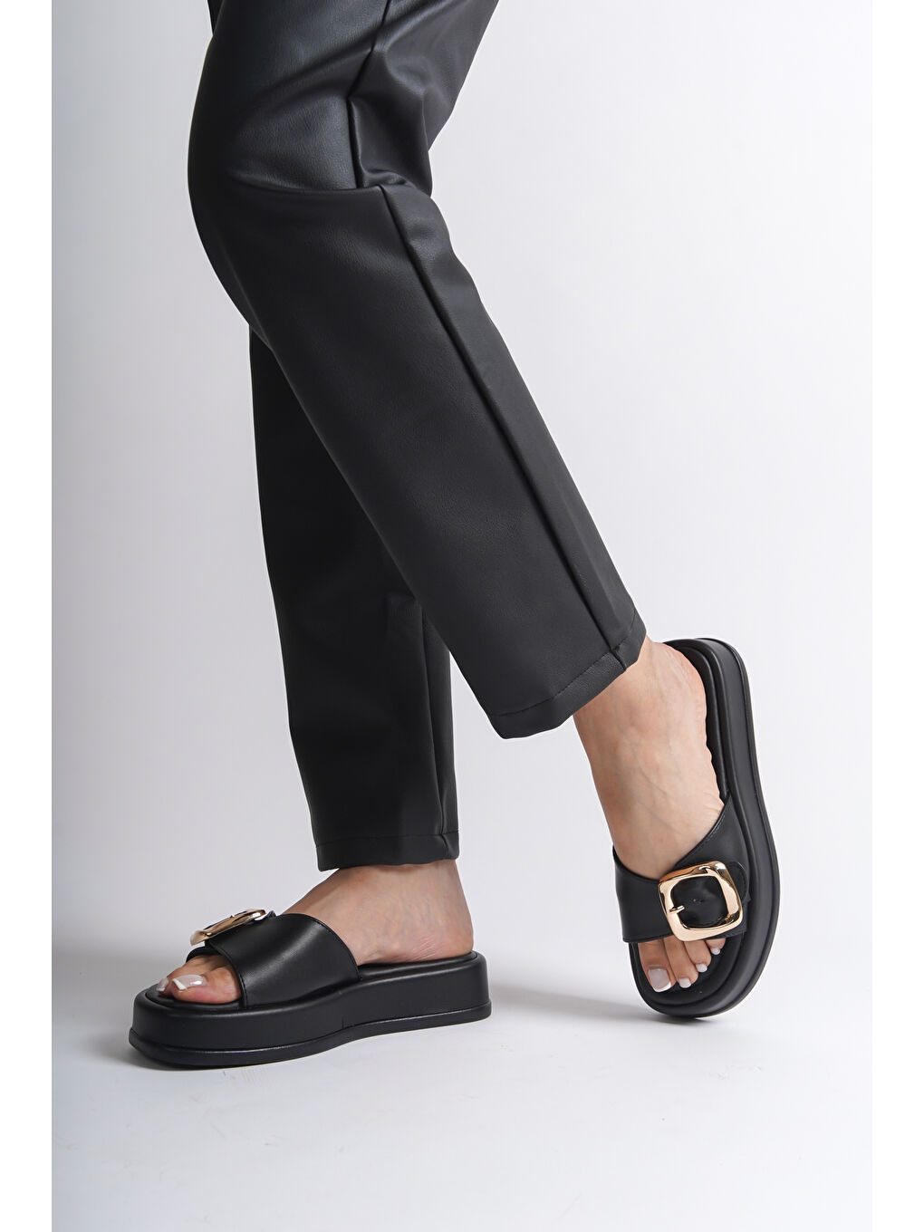 Siyah Dolgu Topuklu Tek Bantlı Tokalı Kadın Terlik-4