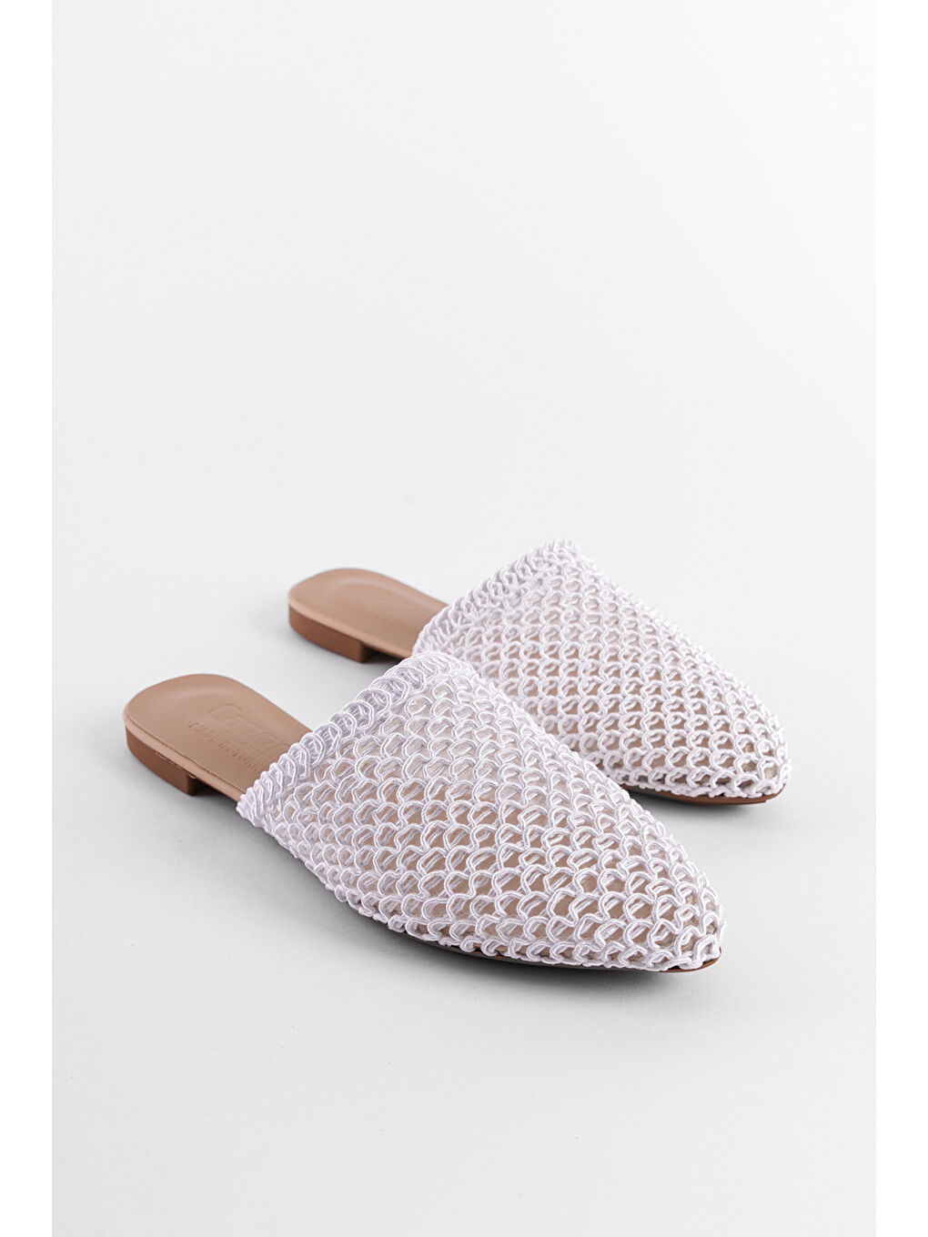 Beyaz Hasır Sivri Burunlu Kapalı Kadın Terlik