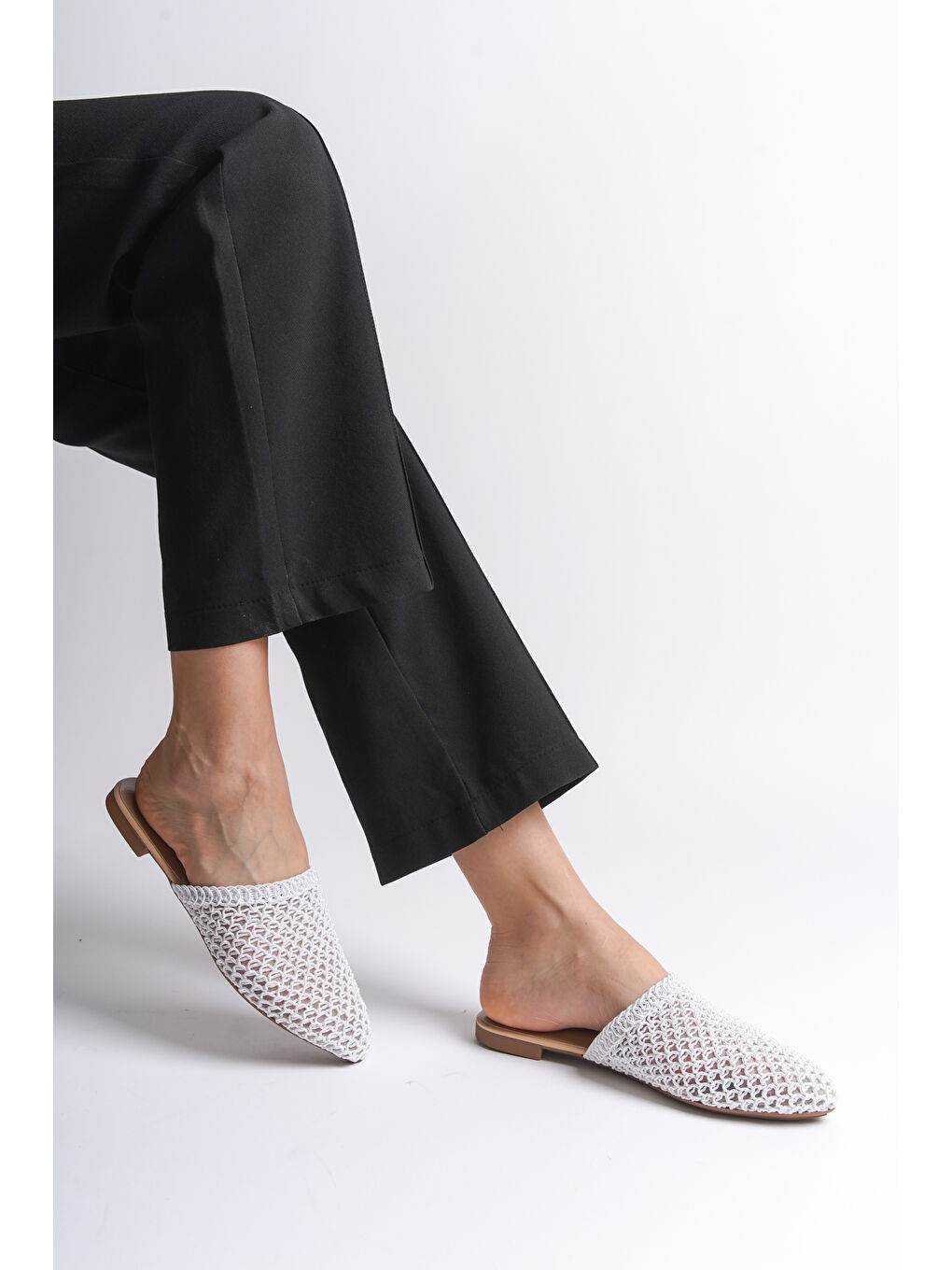 Beyaz Hasır Sivri Burunlu Kapalı Kadın Terlik-4