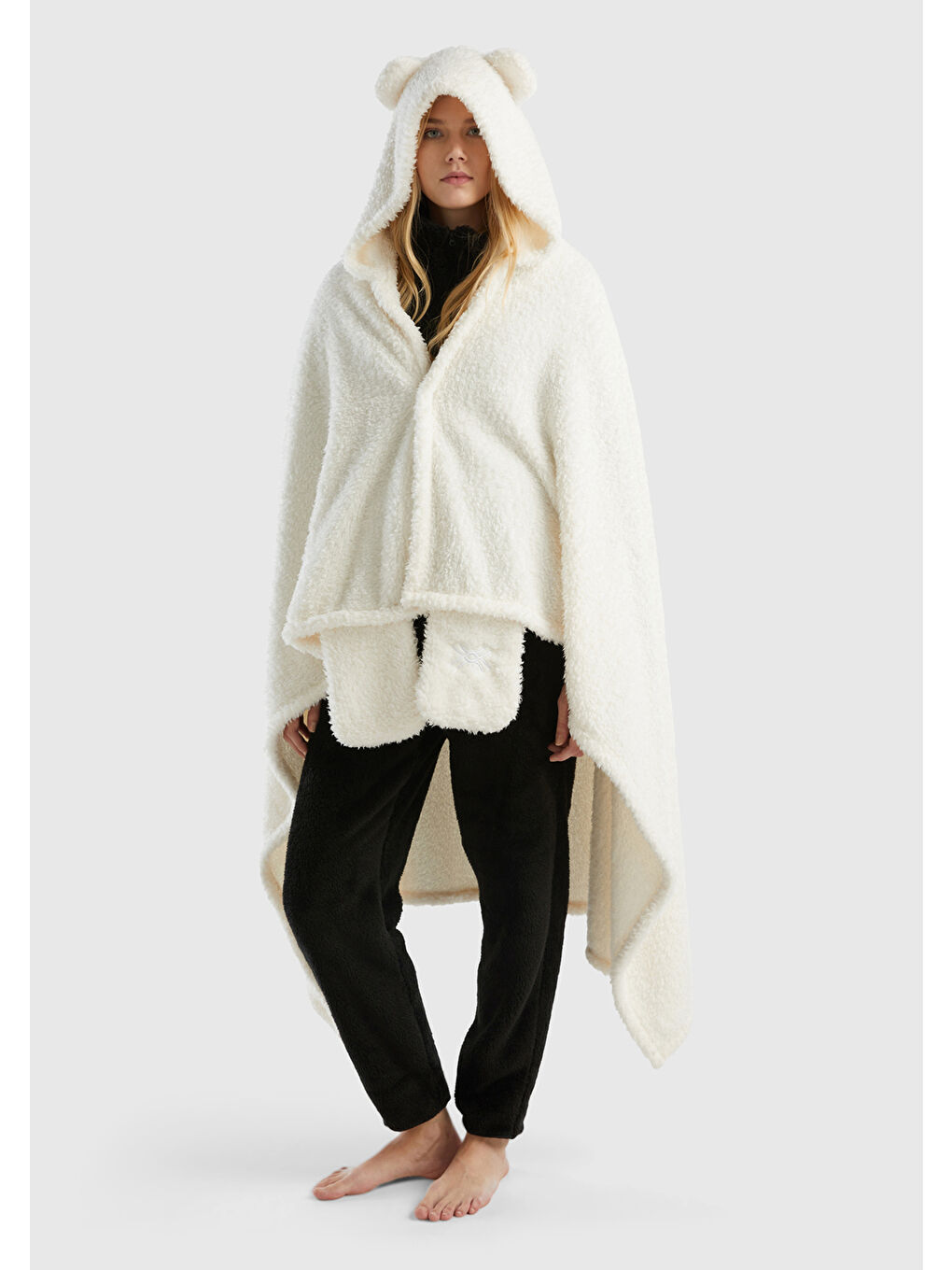 Kadın Bej Kapüşonunda Kulak Detaylı Battaniye-1