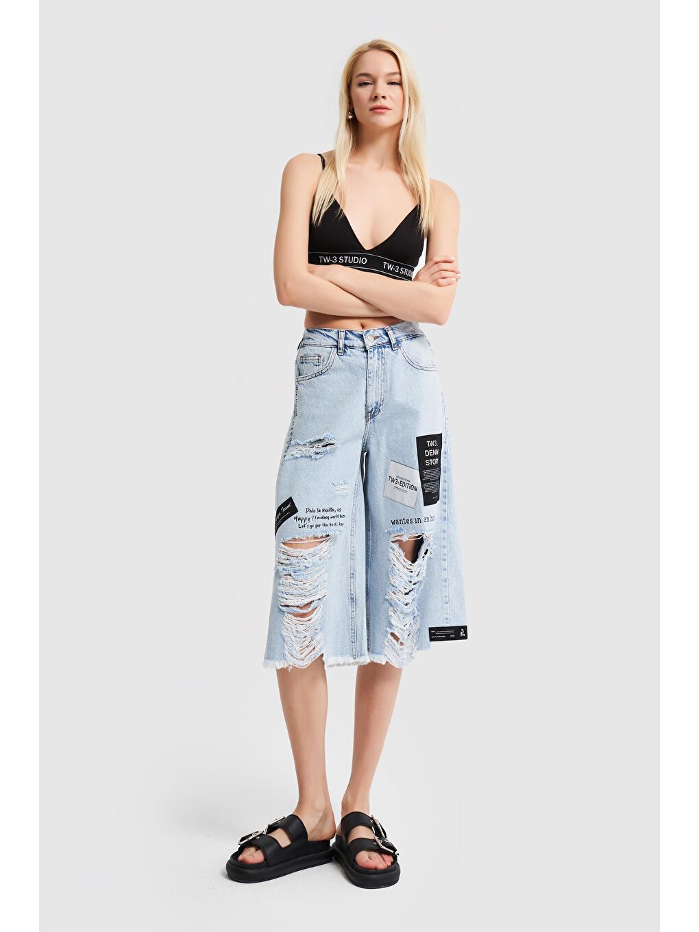 Mavi Kadın Jean Rengi Yırtık Detaylı Maxi Boy Tasarım Denim Şort