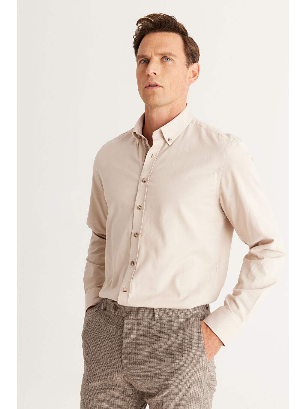 Erkek Bej Slim Fit Dar Kesim Düğmeli Yaka Pamuklu Gabardin Gömlek-1