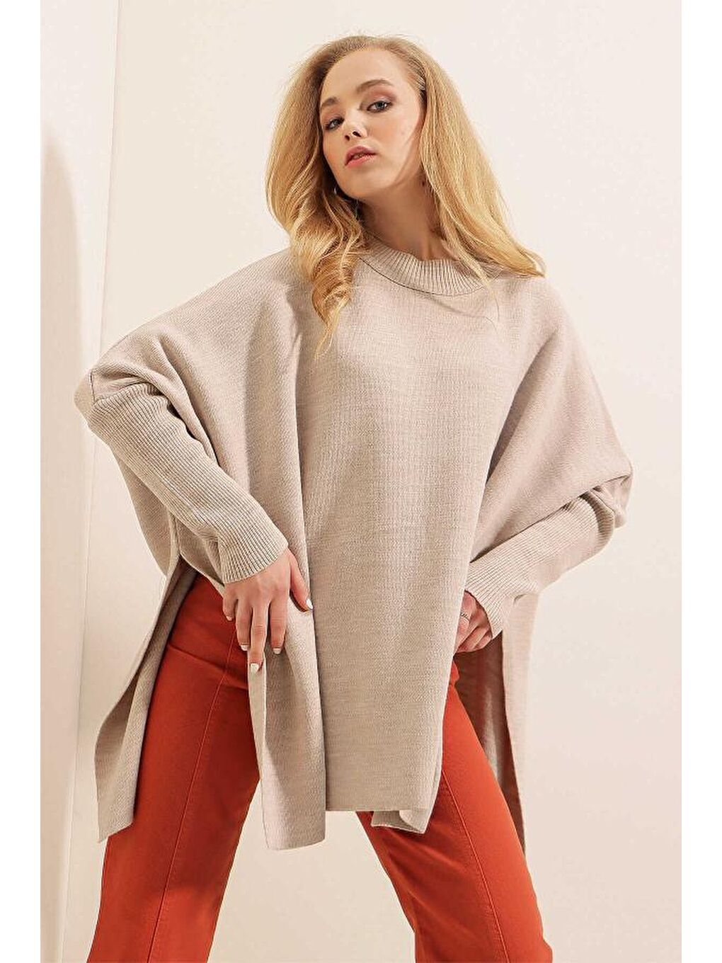 Bej Kadın Yan Yırtmaçlı Panço Kazak