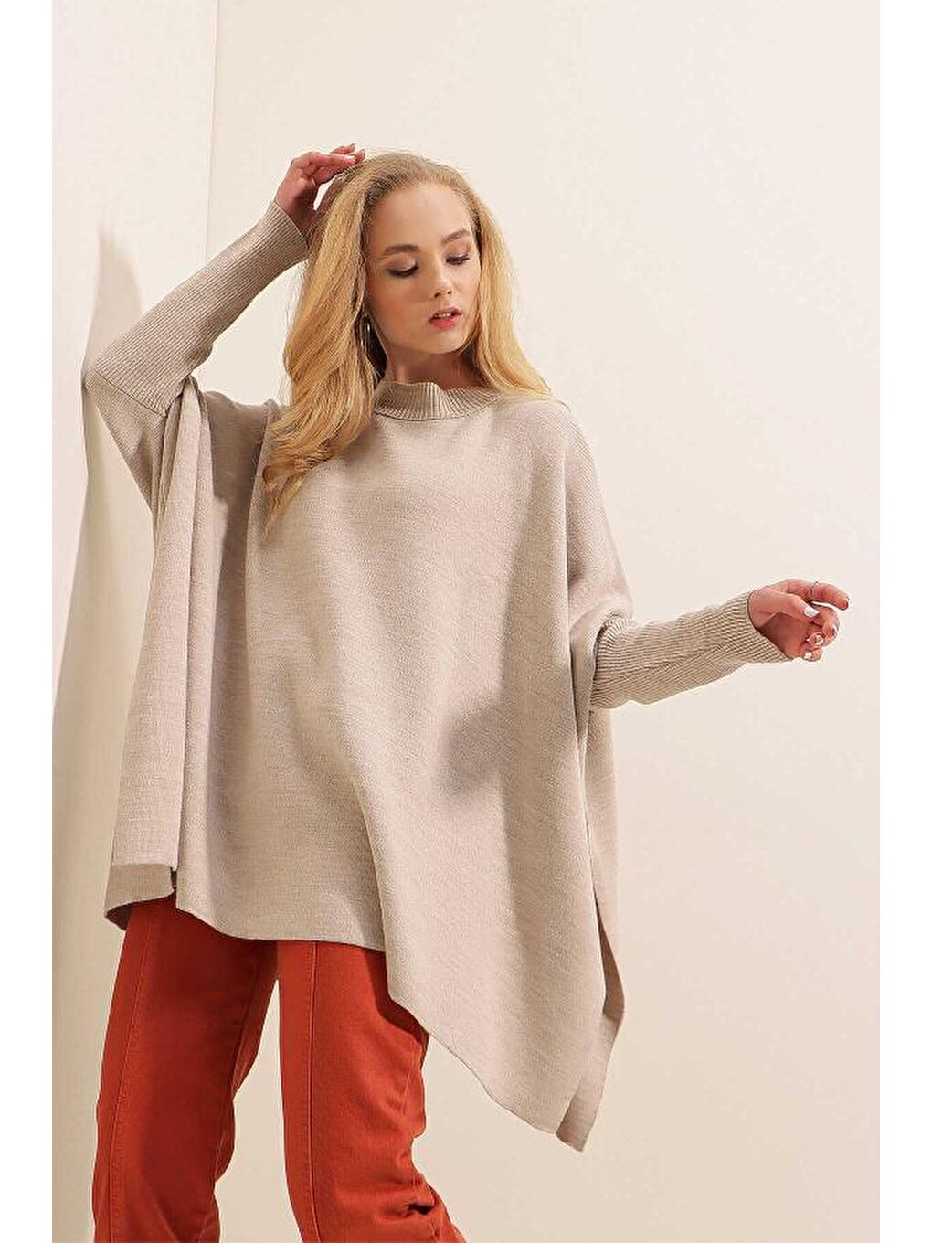 Bej Kadın Yan Yırtmaçlı Panço Kazak-2