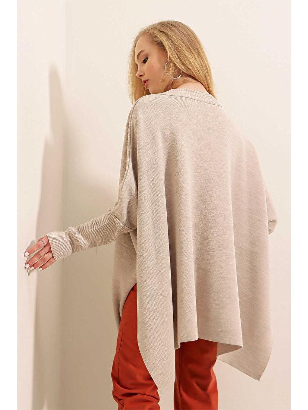 Bej Kadın Yan Yırtmaçlı Panço Kazak-3