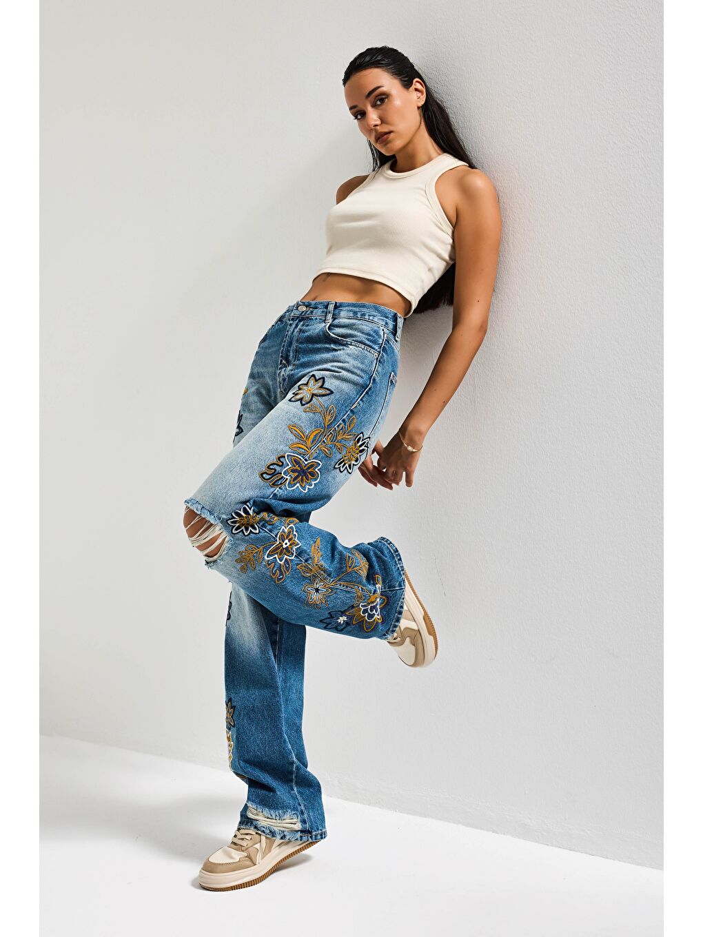 Mavi Kadın Jean Rengi 10s6-4 Loose Fit Özel Nakış Detaylı Yırtık Tasarım Denim Jean-1