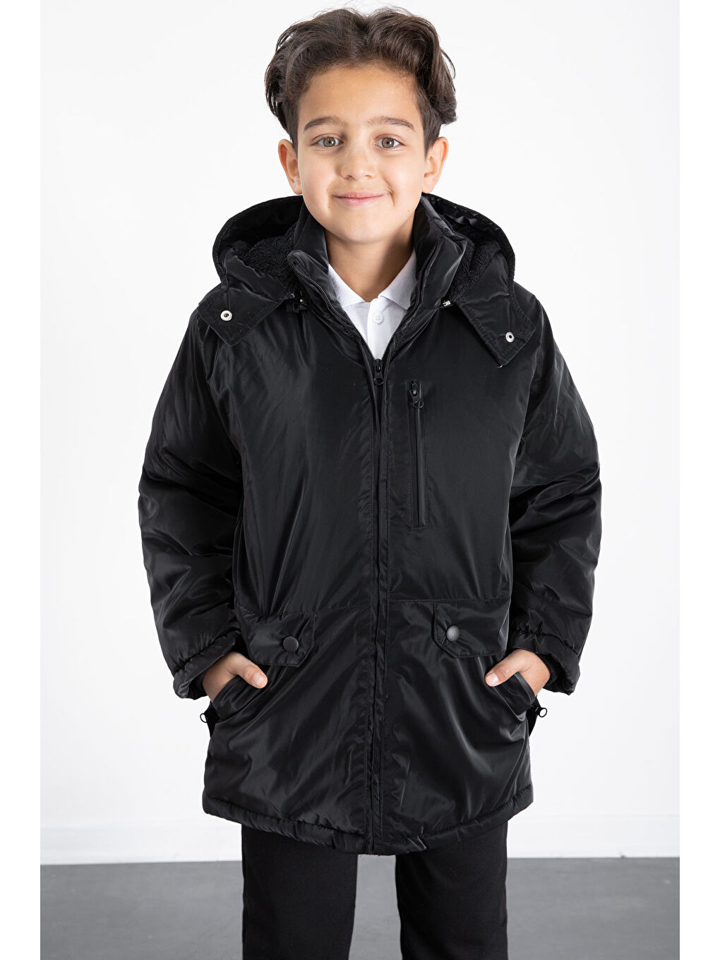 Siyah Fermuarlı Göğüs Cepli İçi Kürklü Erkek Çocuk Kapüşonlu Mont 21356