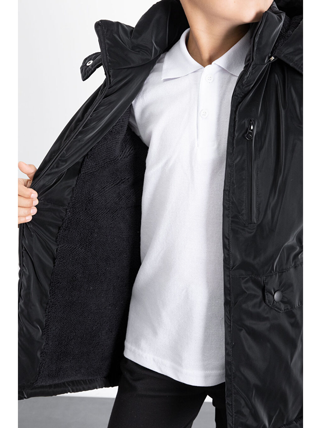 Siyah Fermuarlı Göğüs Cepli İçi Kürklü Erkek Çocuk Kapüşonlu Mont 21356-2