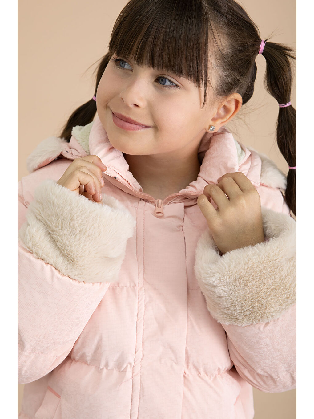 Pembe Somon Kolu Kürk Detaylı İçi Yünlü Kız Çocuk Kapüşonlu Şişme Mont 21334-1