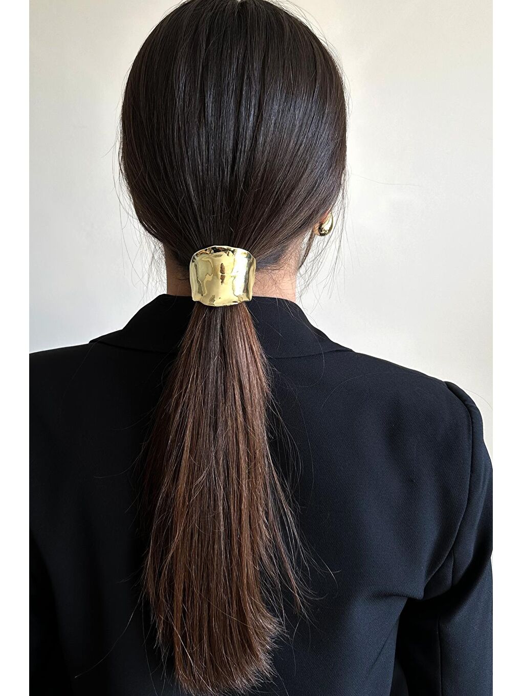 New Obsessions Altın Molten Metal Düz Yüksek Atkuyruğu Tokası- Saç Kelepçesi- Ponytail Cuff