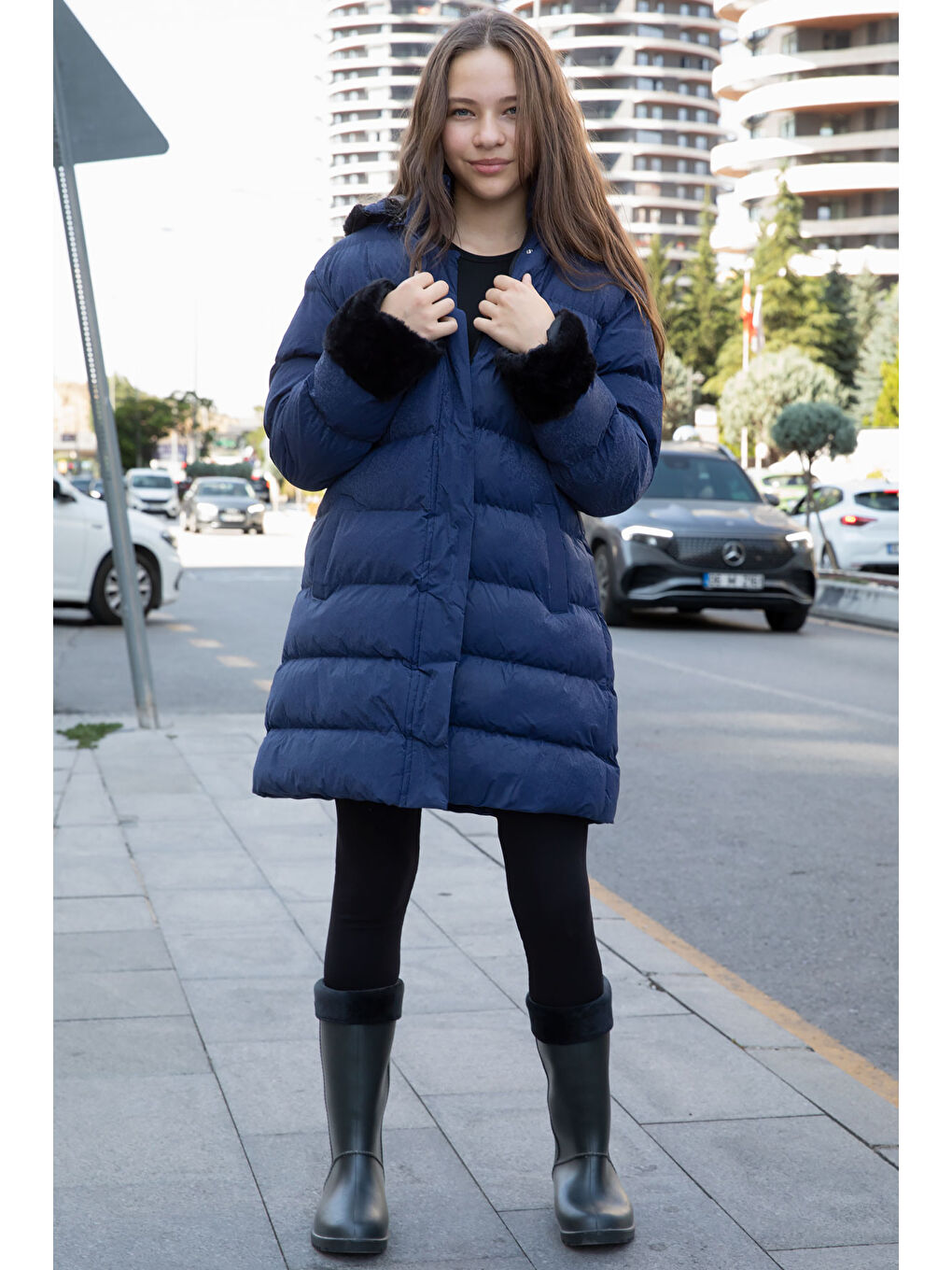 Lacivert Kolu Kürk Detaylı İçi Yünlü Kız Çocuk Kapüşonlu Şişme Mont 21332