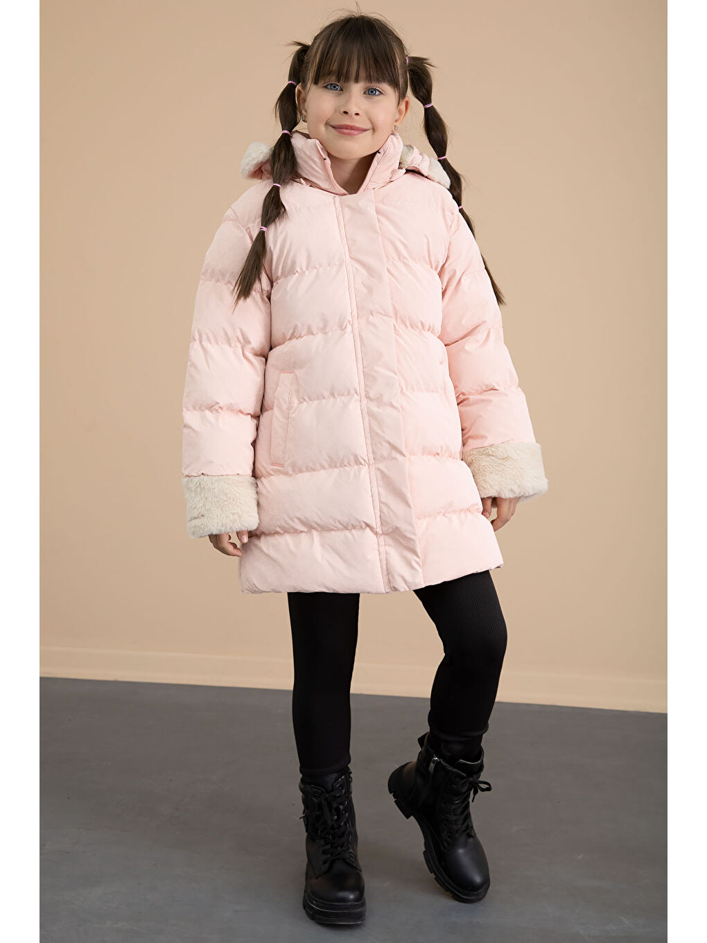 Pembe Somon Kolu Kürk Detaylı İçi Yünlü Kız Çocuk Kapüşonlu Şişme Mont 21334-4