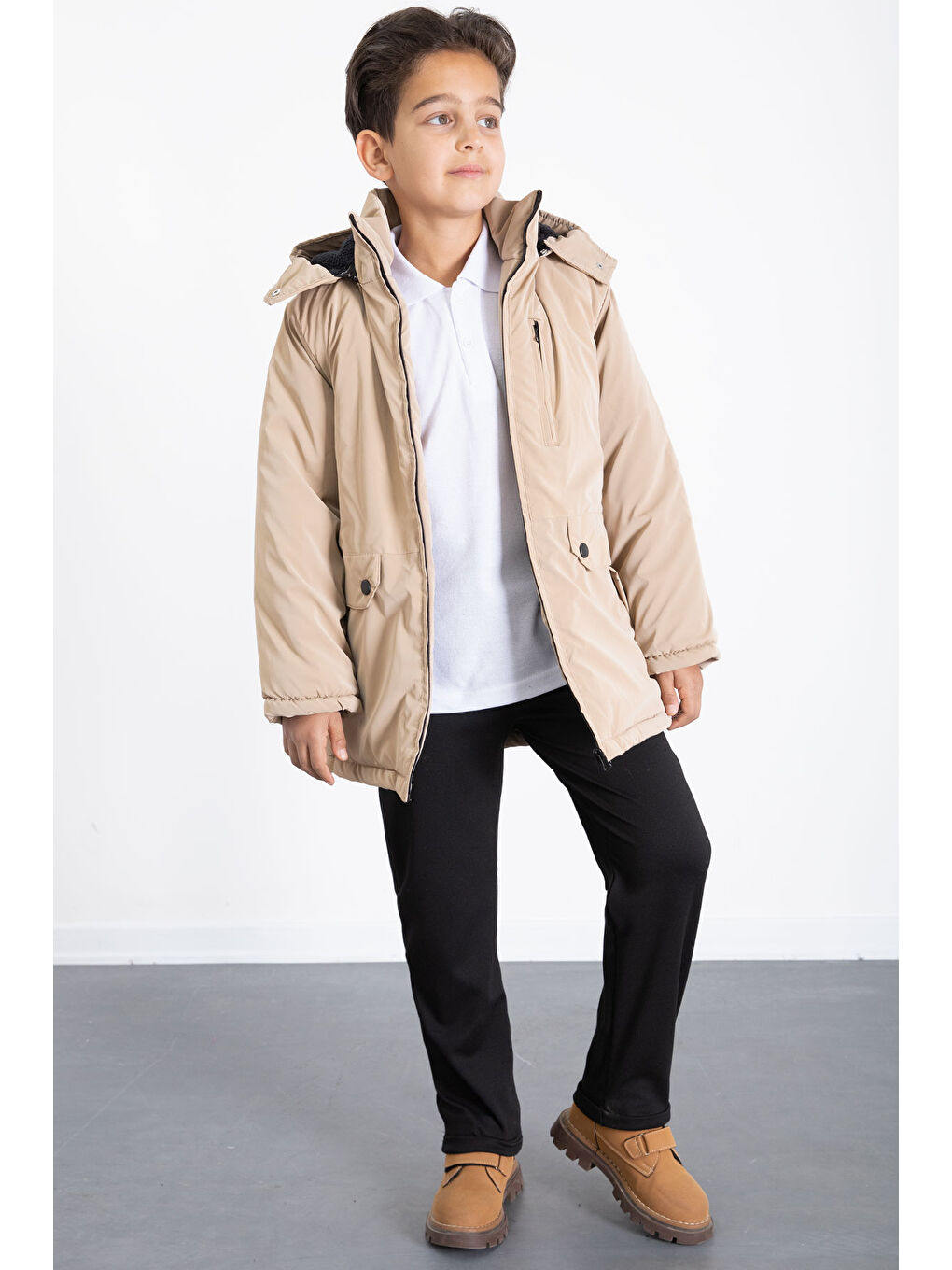 Ekru Krem Fermuarlı Göğüs Cepli İçi Kürklü Erkek Çocuk Kapüşonlu Mont 21358-1