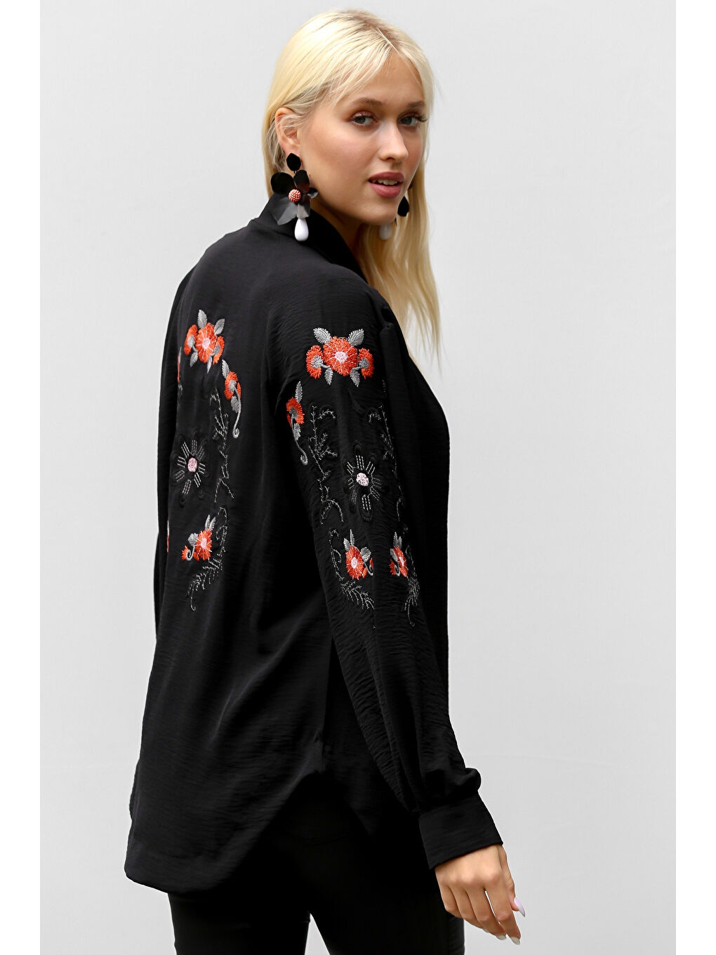 Kadın Siyah Yakasız Balon Kol Nakışlı Regular Oversize Casual Viskon Dokuma Ceket-1