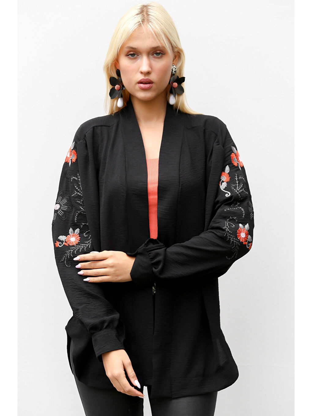 Kadın Siyah Yakasız Balon Kol Nakışlı Regular Oversize Casual Viskon Dokuma Ceket-2