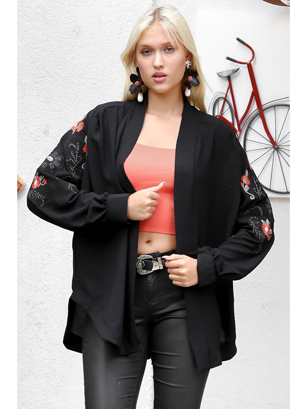 Kadın Siyah Yakasız Balon Kol Nakışlı Regular Oversize Casual Viskon Dokuma Ceket-3