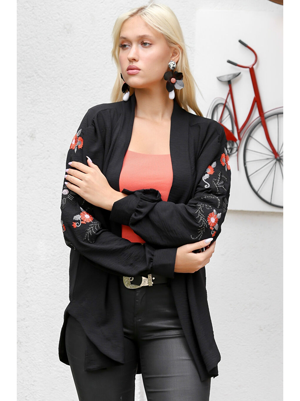 Kadın Siyah Yakasız Balon Kol Nakışlı Regular Oversize Casual Viskon Dokuma Ceket-4