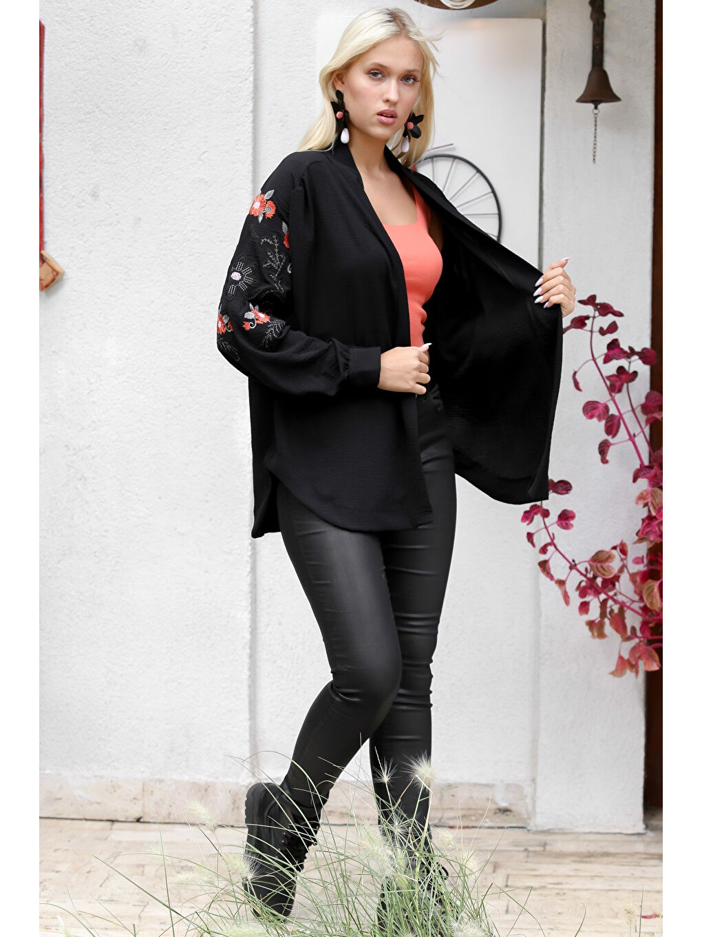 Kadın Siyah Yakasız Balon Kol Nakışlı Regular Oversize Casual Viskon Dokuma Ceket-5