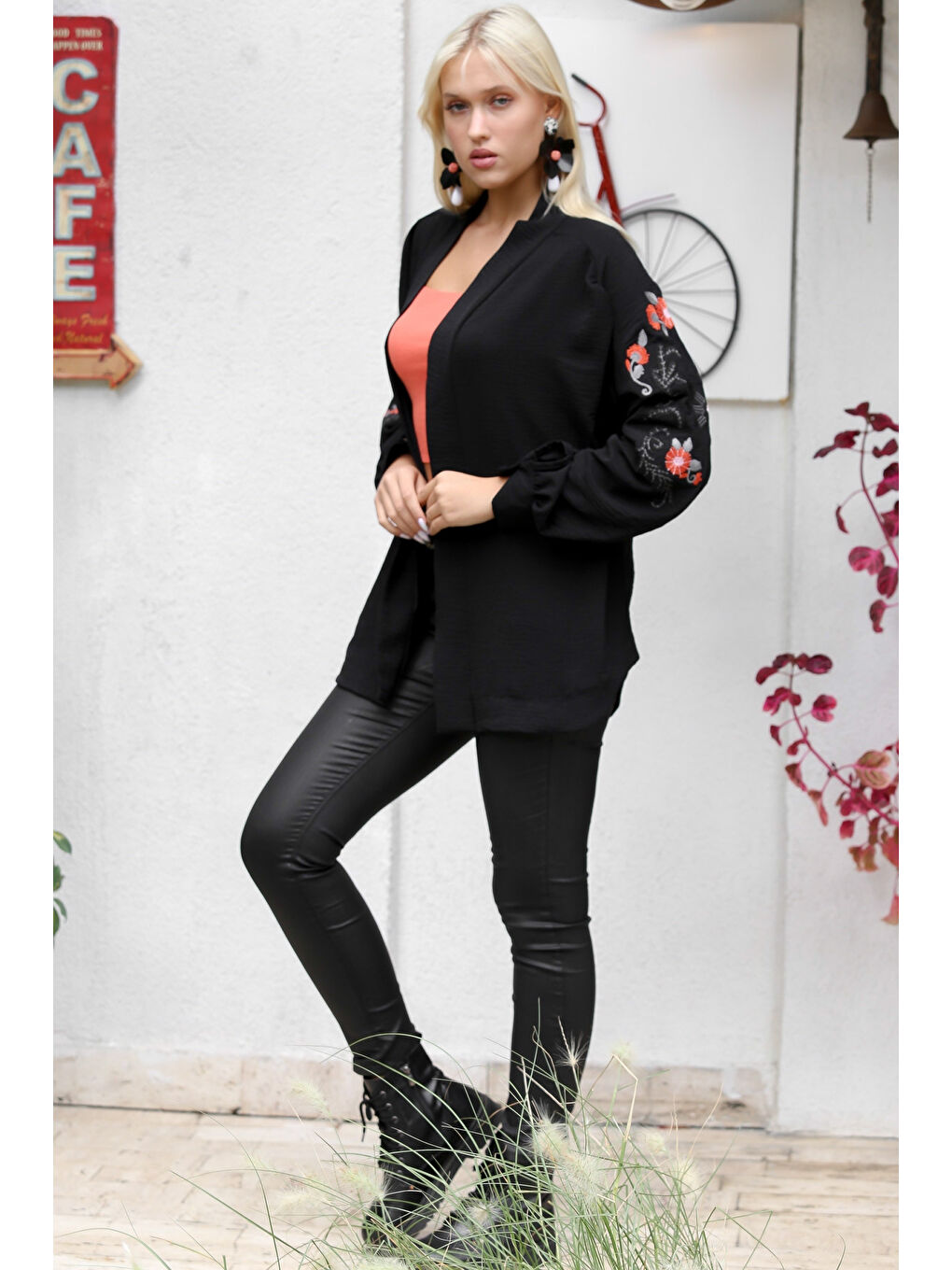 Kadın Siyah Yakasız Balon Kol Nakışlı Regular Oversize Casual Viskon Dokuma Ceket-6