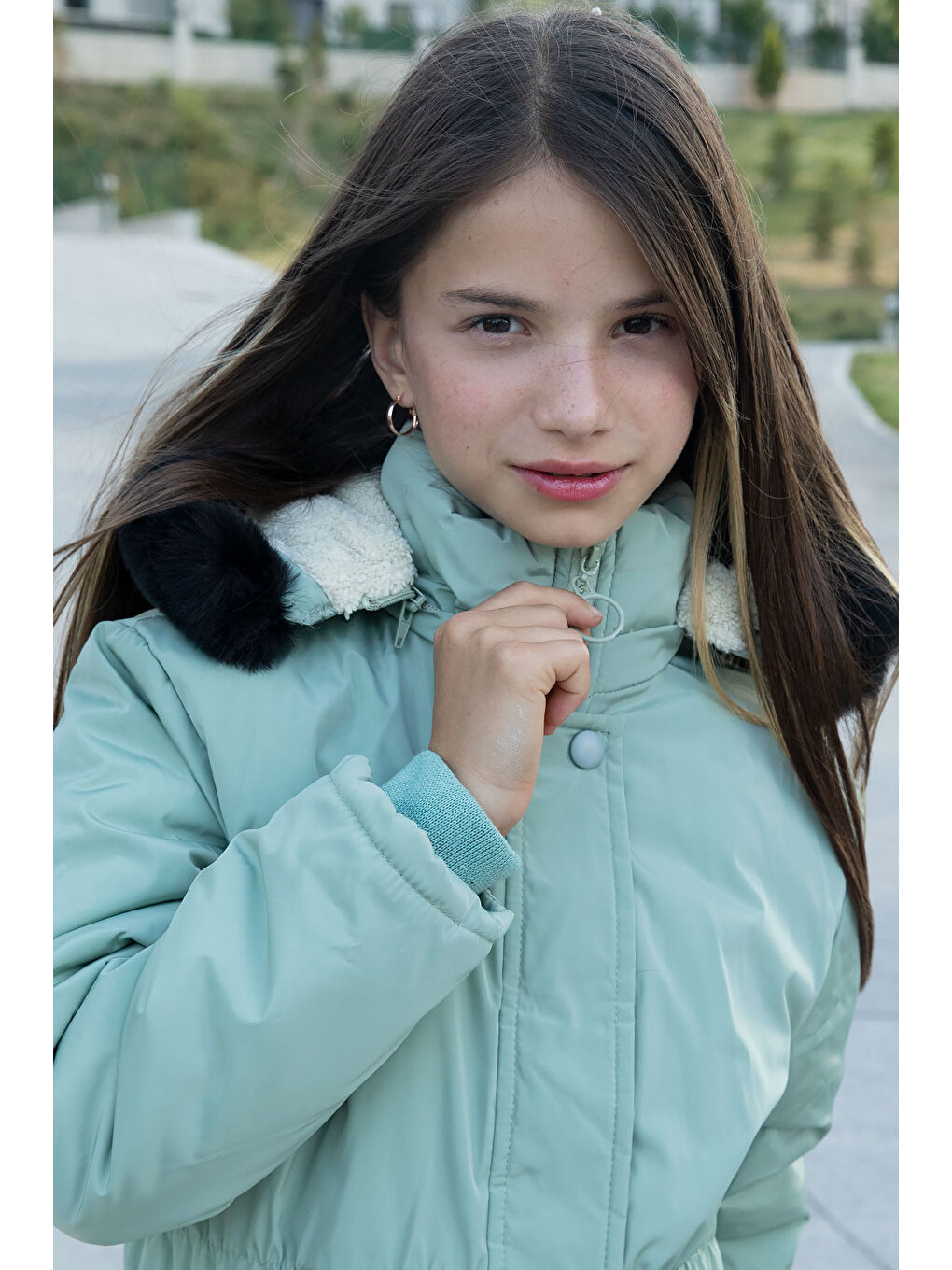 Yeşil Çıtçıtlı Cepli Esnek Bel İçi Kürklü Kız Çocuk Kapüşonlu Mont 21303-1