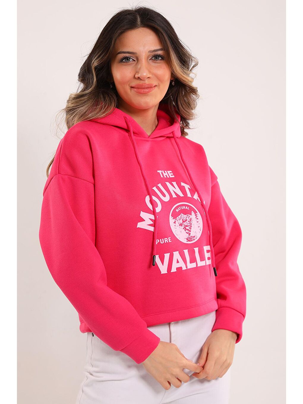 Julude Fuşya Kadın Kapüşonlu Ön Baskılı Şardonlu Crop Sweatshirt