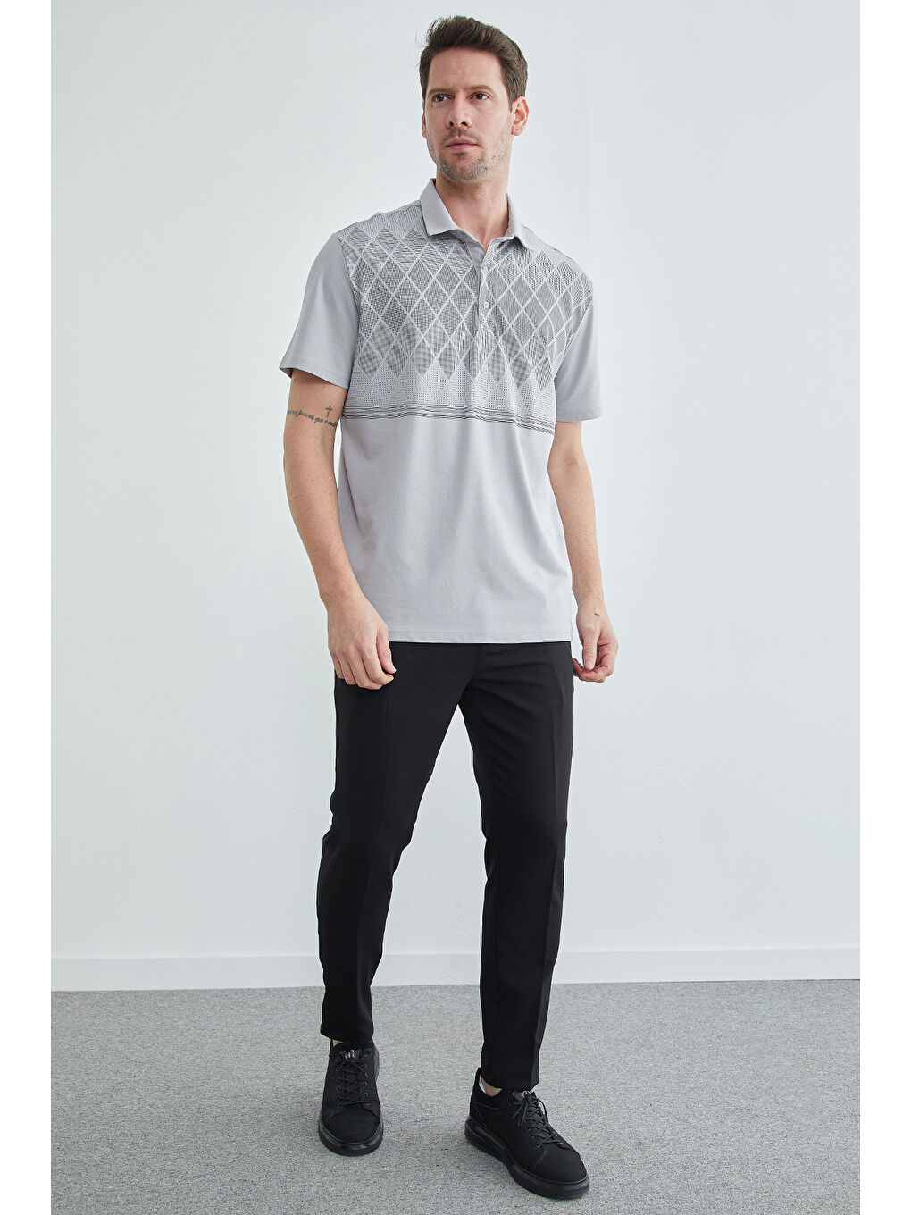 Gri Baklava Desenli Polo Yaka Tişört-2