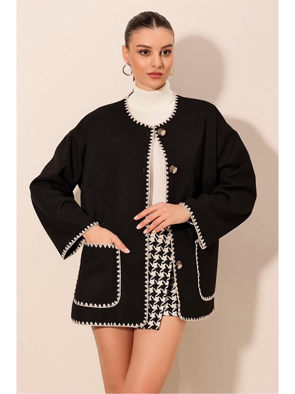 0690 Boyfriend Nakışlı Kaşe Ceket - Siyah-4