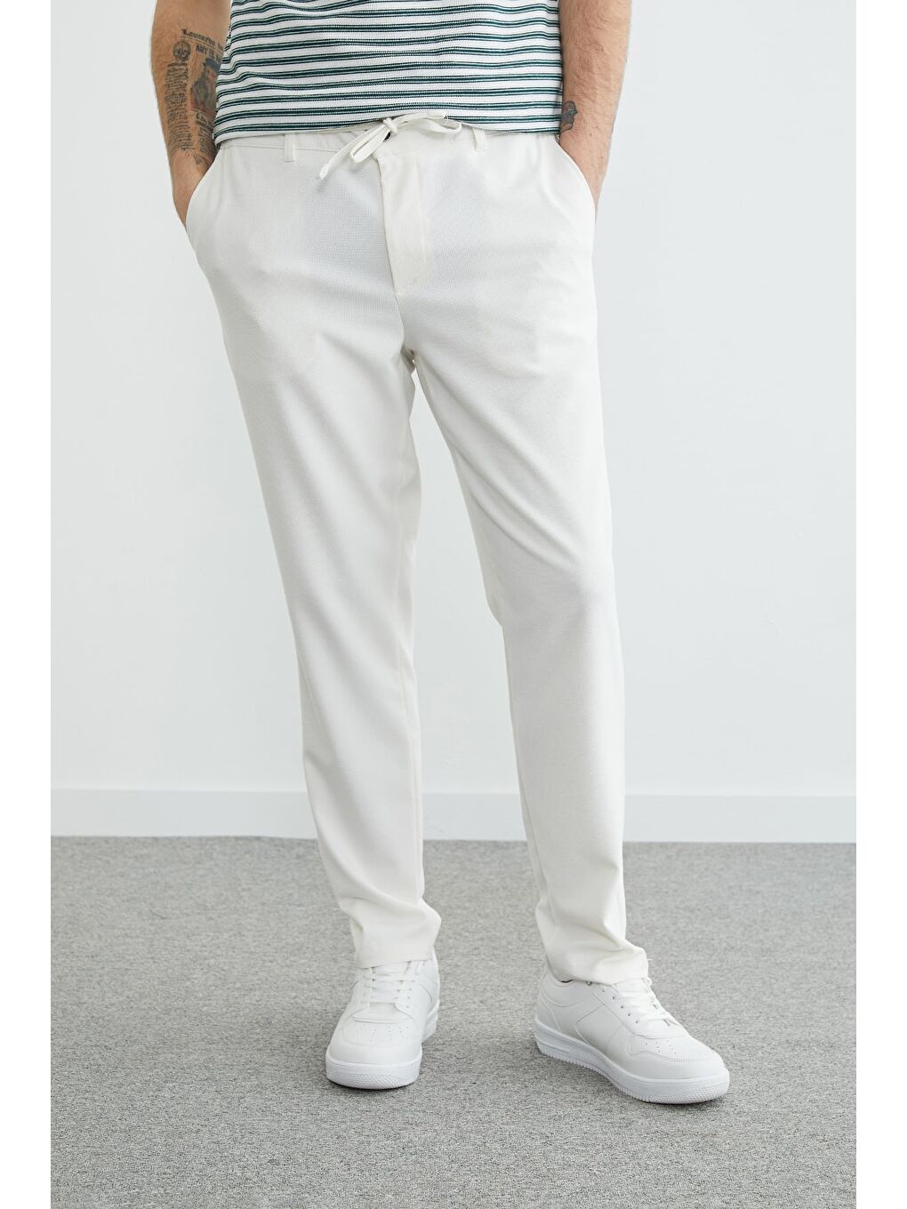 Beyaz Beli Bağlamalı Dokulu Pantolon-1