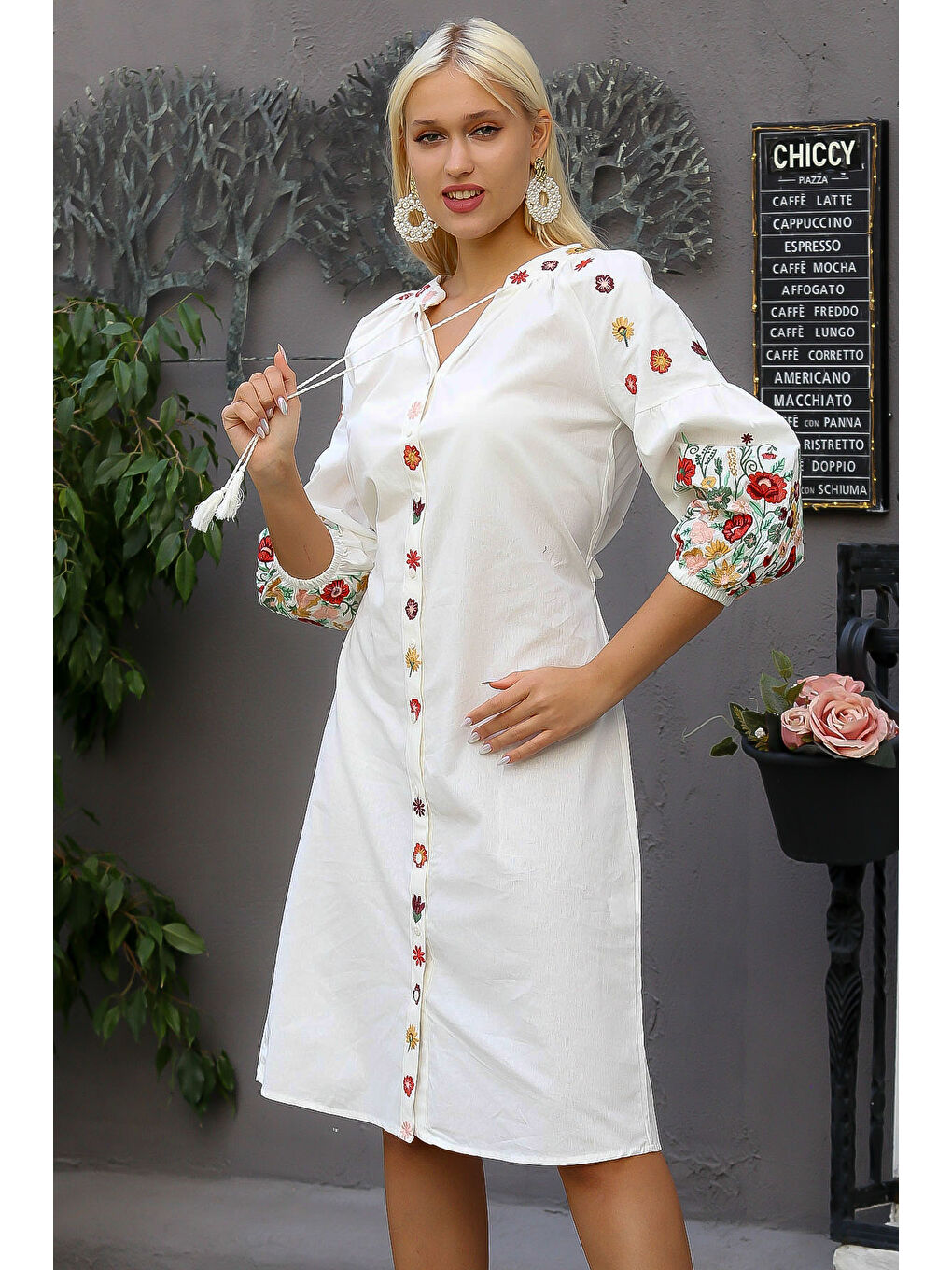 Kadın Beyaz Yuvarlak Yaka Balon Kol Düğmeli Astarsız Kuşaklı Nakışlı Regular Fit Pamuk Dokuma Elbise